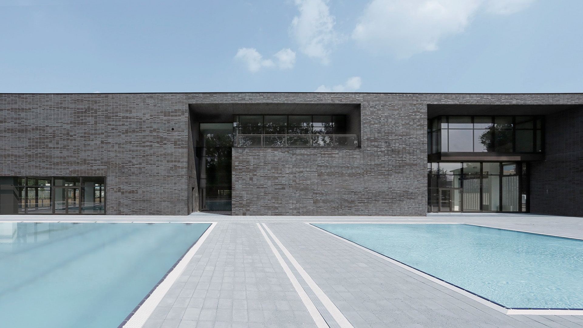 Stroeher Klinkerriemchen Keravette Metallic Schwarz Nf Referenzen Stadtbad Mompiano Brescia Italien 01