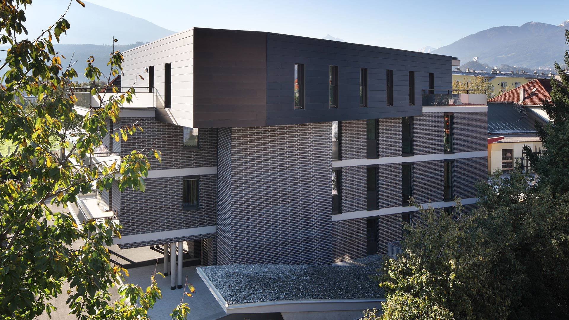 Stroeher Klinkerriemchen Keravette Metallic Schwarz Referenzen Wohnanlage Kravogl Innsbruck Oestereich 01